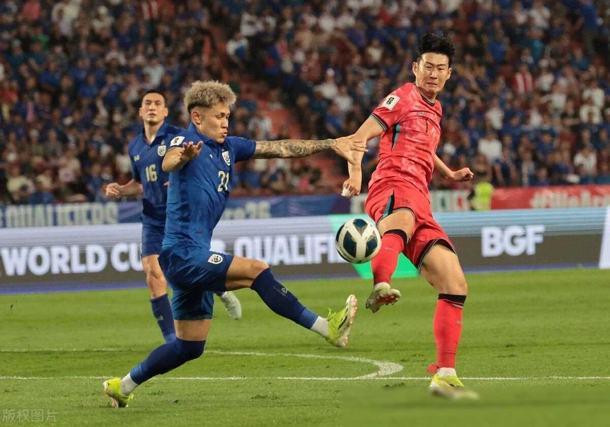 球队在比赛中展现出强大的团结力量 球队在比赛中展现出强大的团结力量