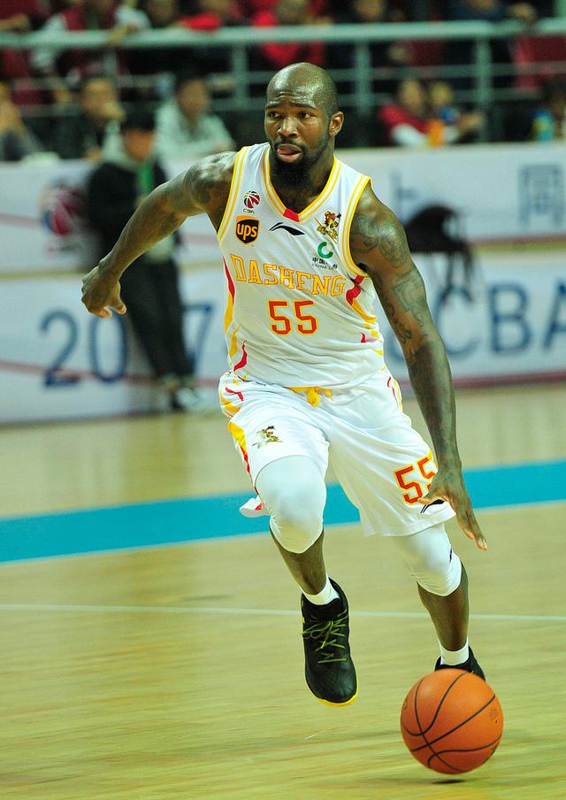 篮球场上出现技术大招,球员表现亮眼 篮球场上出现技术大招,球员表现亮眼