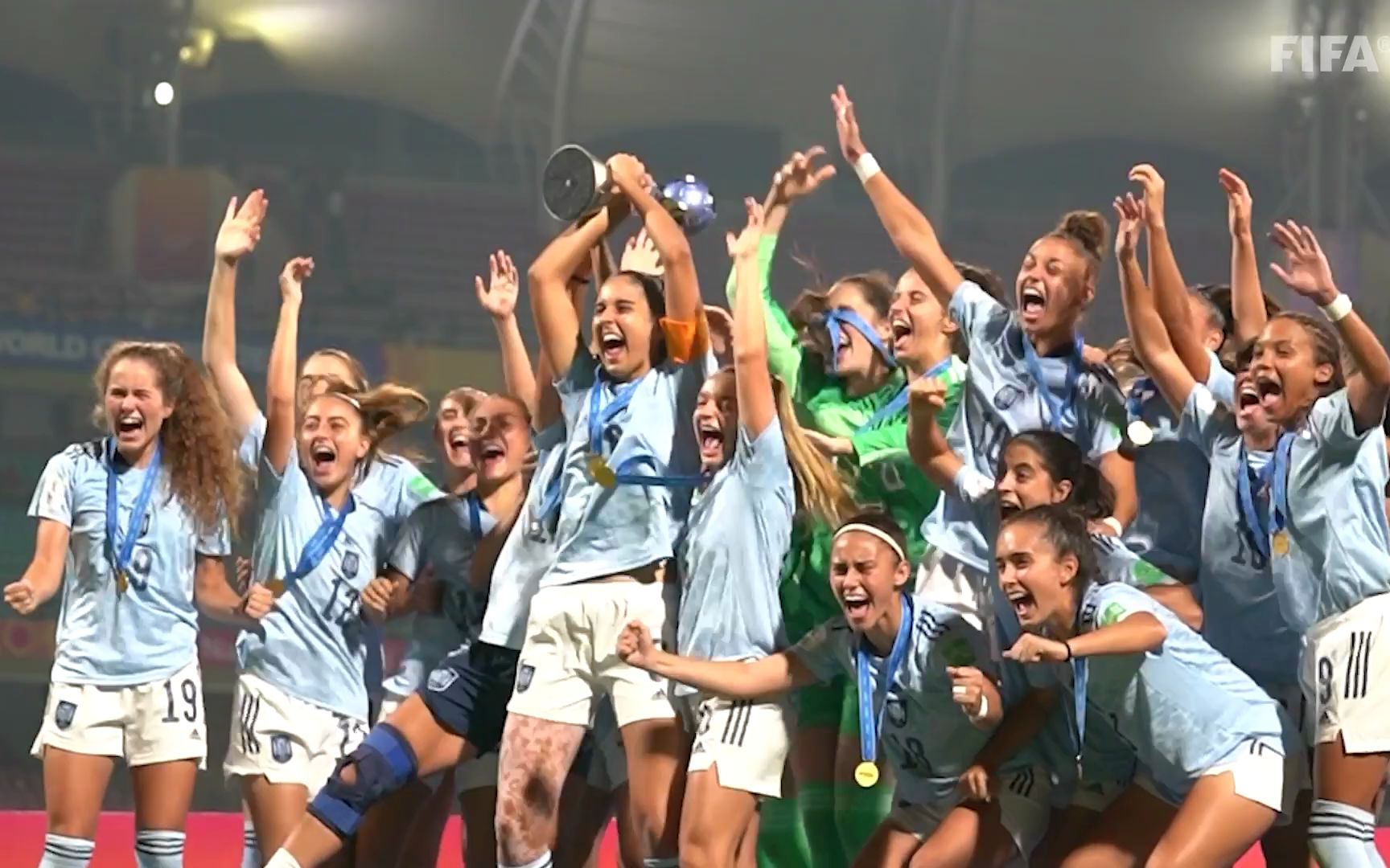 九游娱乐入口-包含精彩厮杀！女足比赛现场气氛热烈的词条