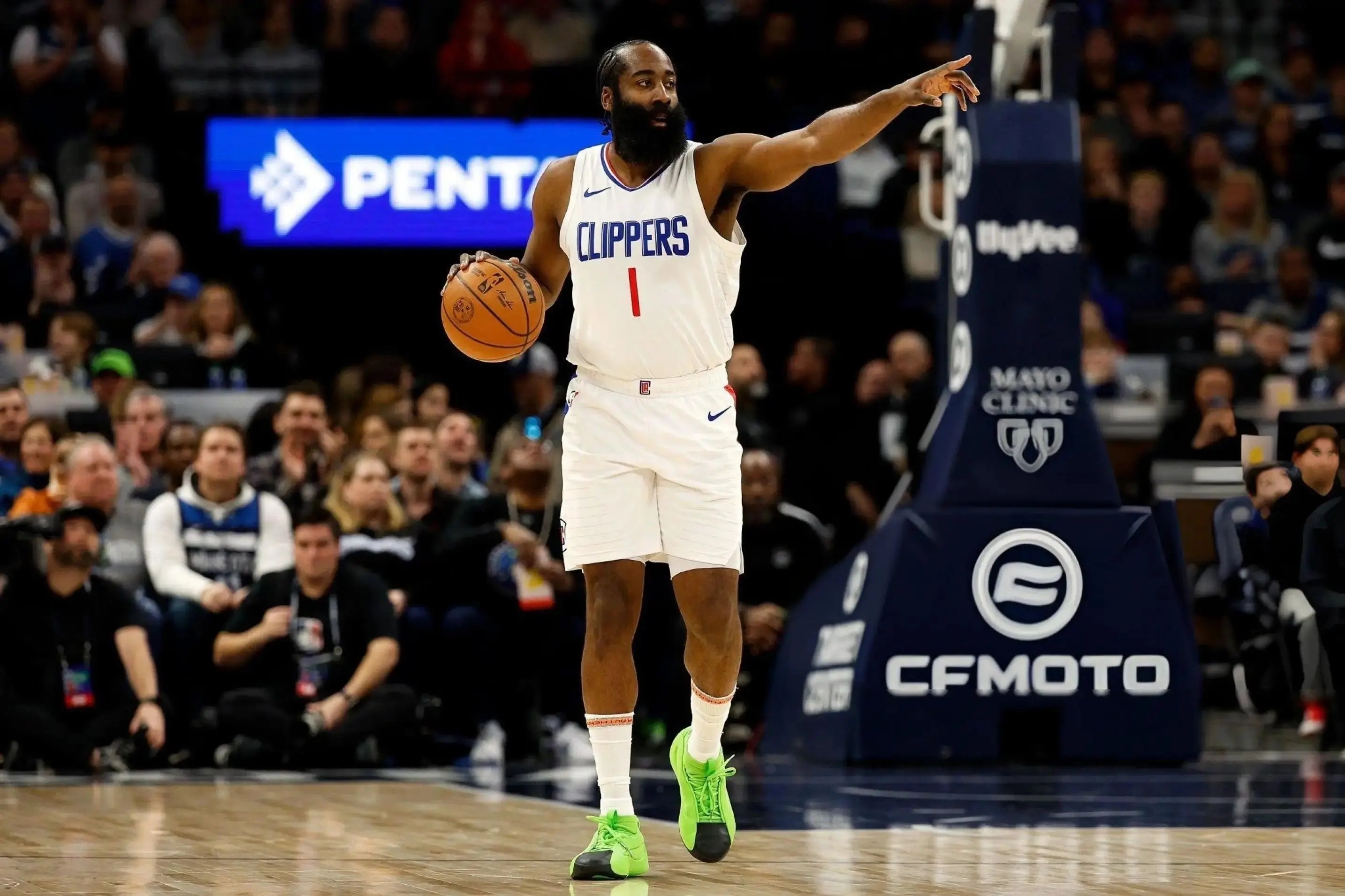 热门球队交锋,场上球员斗志昂扬 热门球队交锋,场上球员斗志昂扬