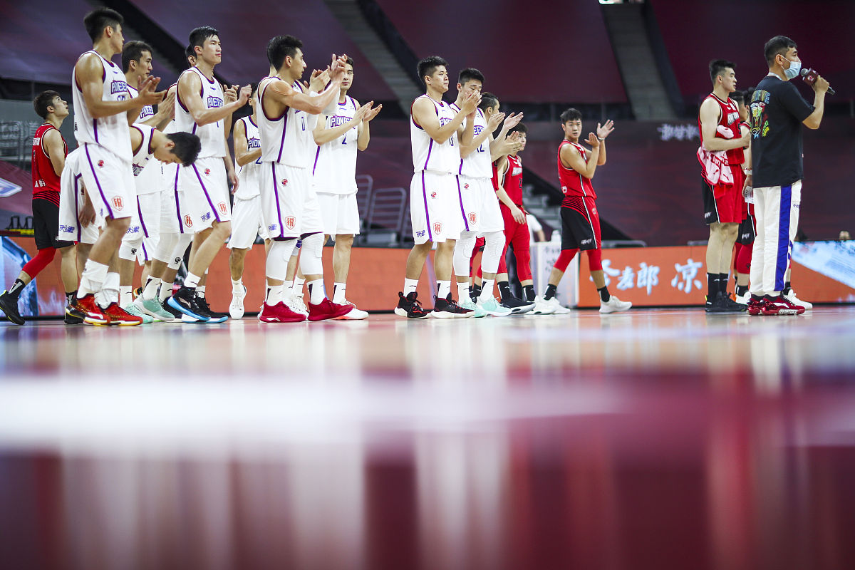 九游娱乐官方网站-关于篮球比赛现场人山人海，球迷疯狂欢呼雀跃！的信息