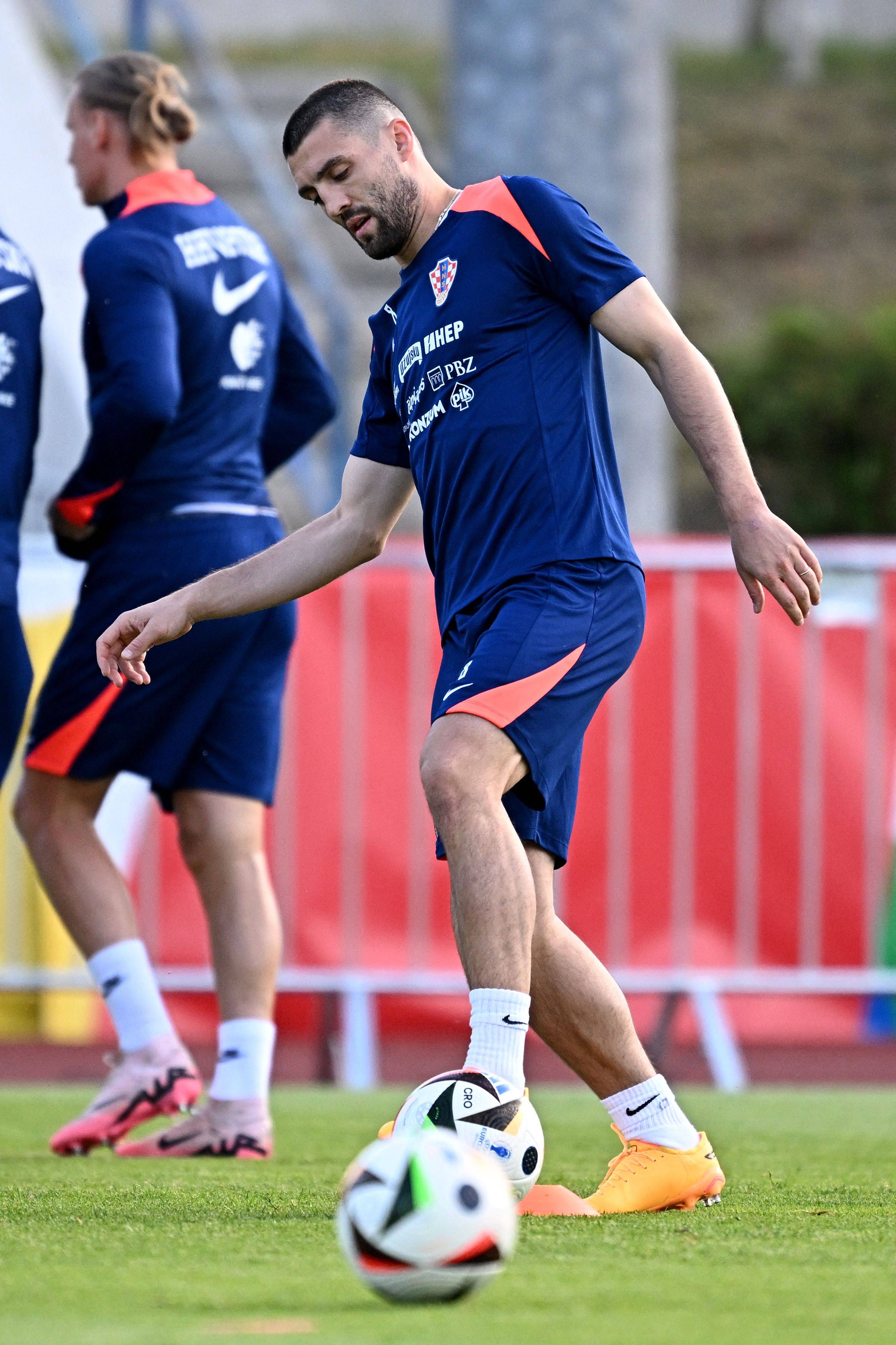 世界各国女性足球运动员备战巅峰赛事