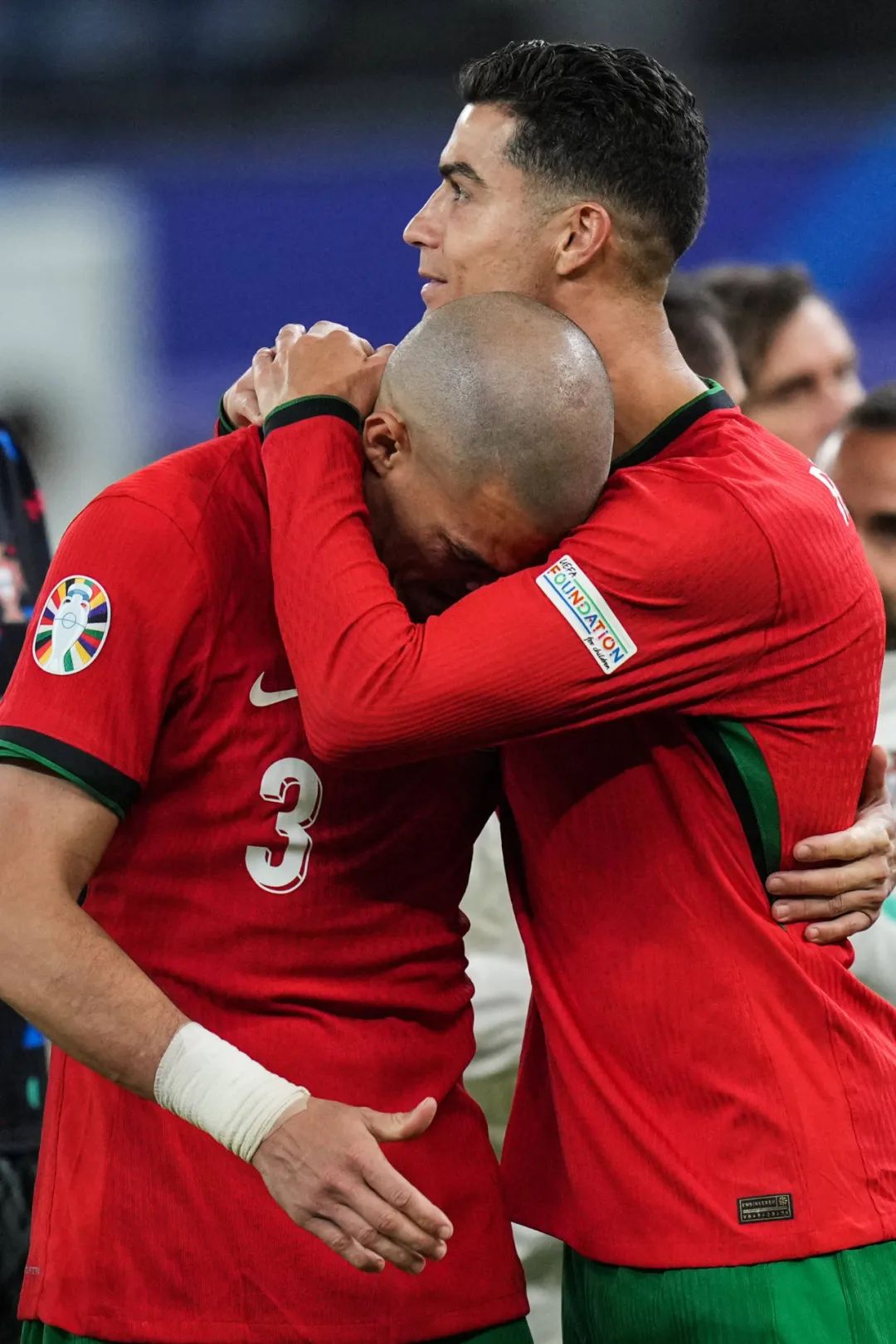 九游游戏-精彩继续！欧锦赛四强争夺最终的胜利奖杯的简单介绍