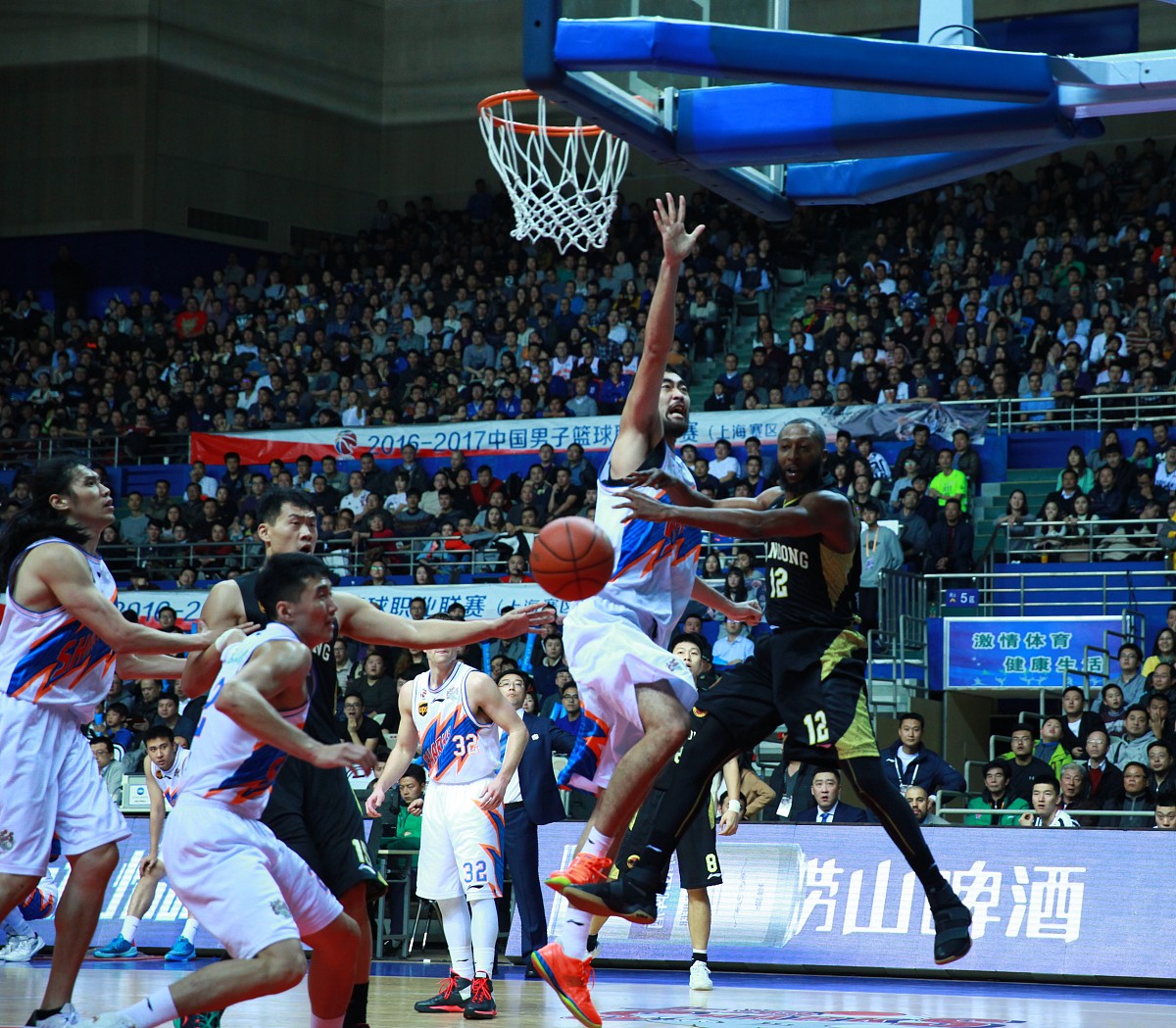 九游体育-丹尼斯表现出色，助球队逆转战胜对手