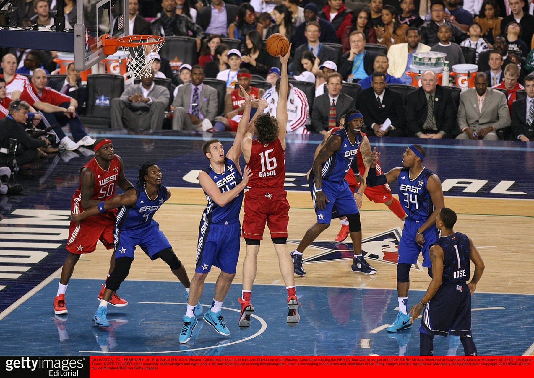 比赛中双方球员互相拼抢激烈,场面紧张 比赛中双方球员互相拼抢激烈,场面紧张