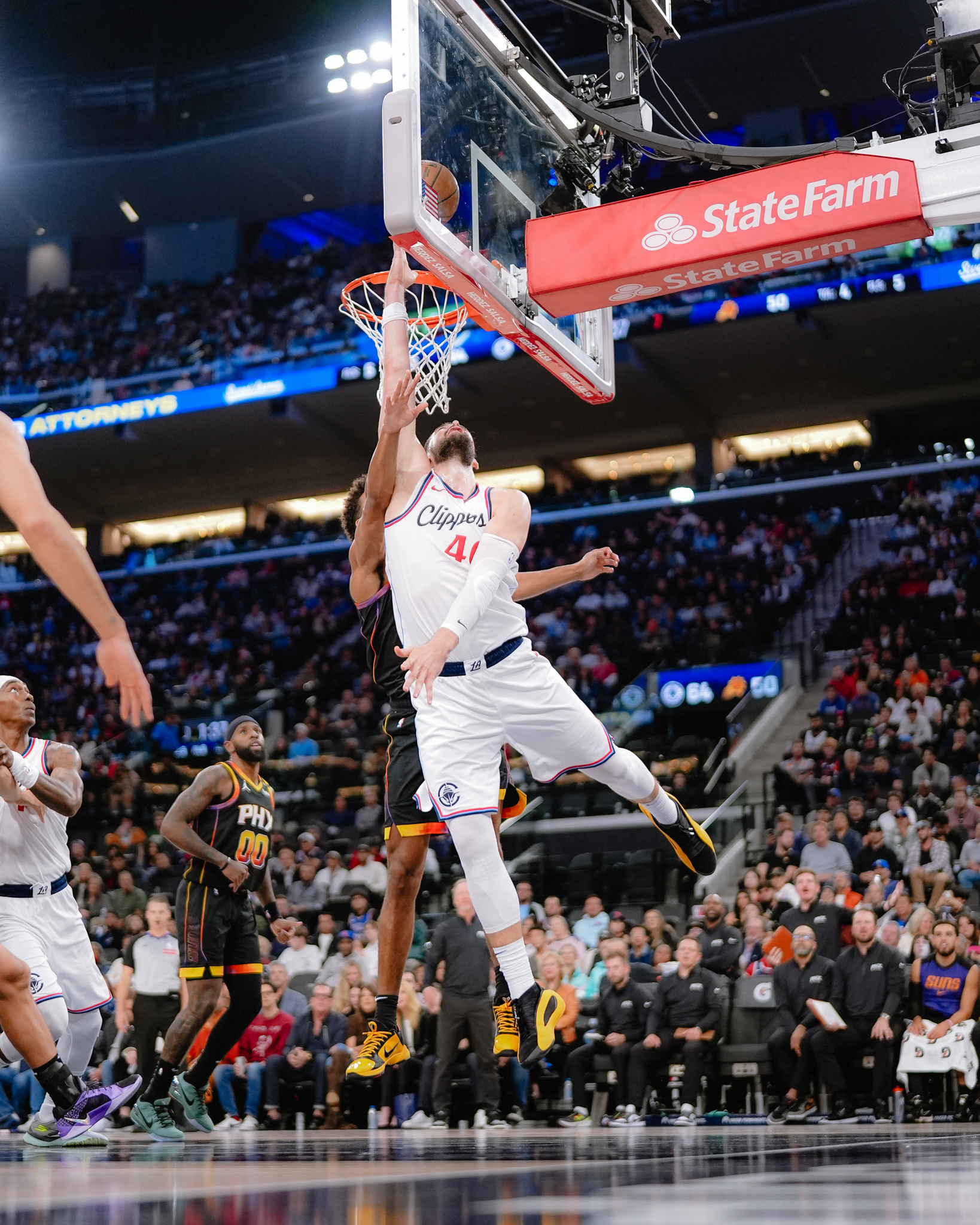 九游娱乐官方网站-快船新援表现抢眼，助球队轻松取胜