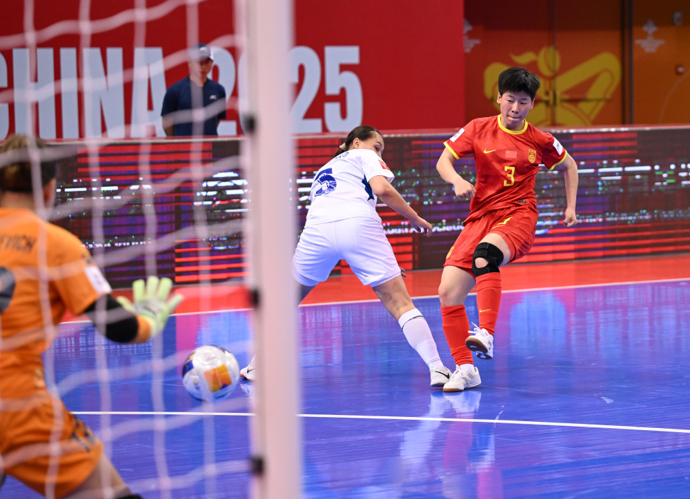 九游娱乐app下载-乌兹别克球员在比赛中抢射得手