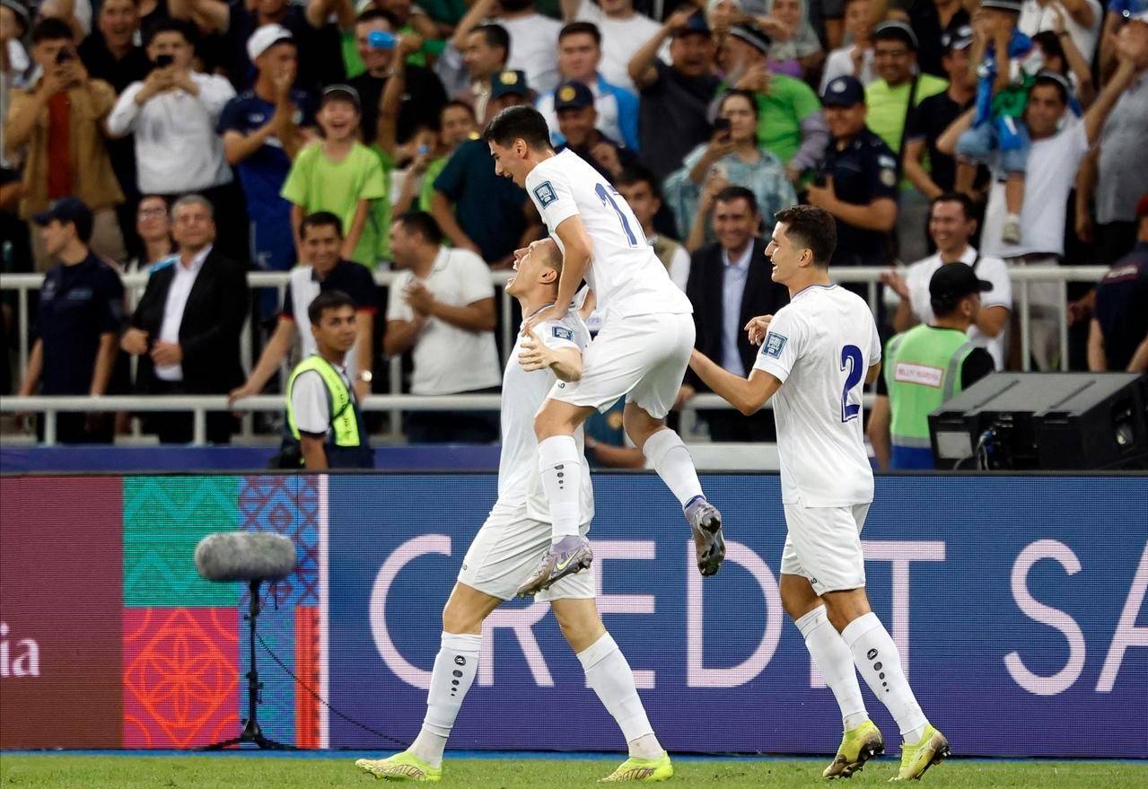 乌兹别克球员在比赛中抢射得手 乌兹别克球员在比赛中抢射得手