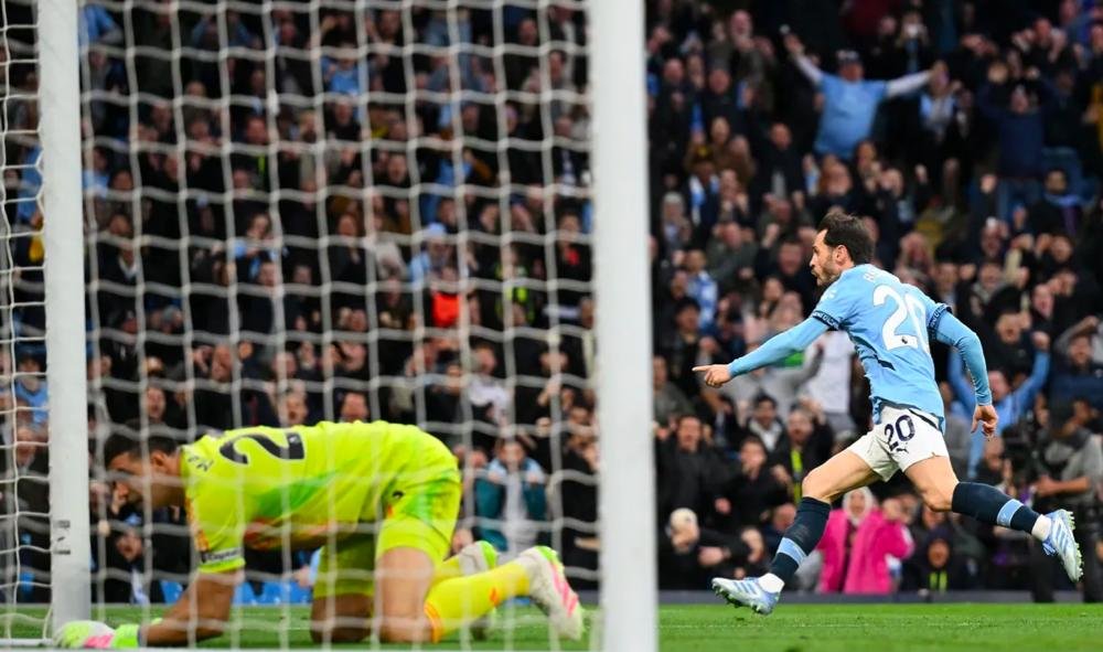 暴风骤雨下的比赛场面：球员奋勇拼搏的简单介绍