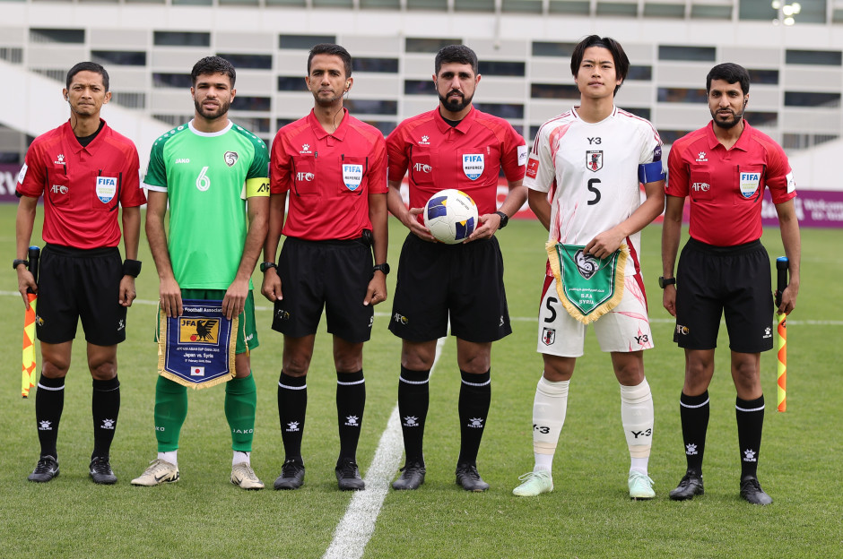 九游游戏-迎战挑战！国际足球赛场上的士气高昂的简单介绍