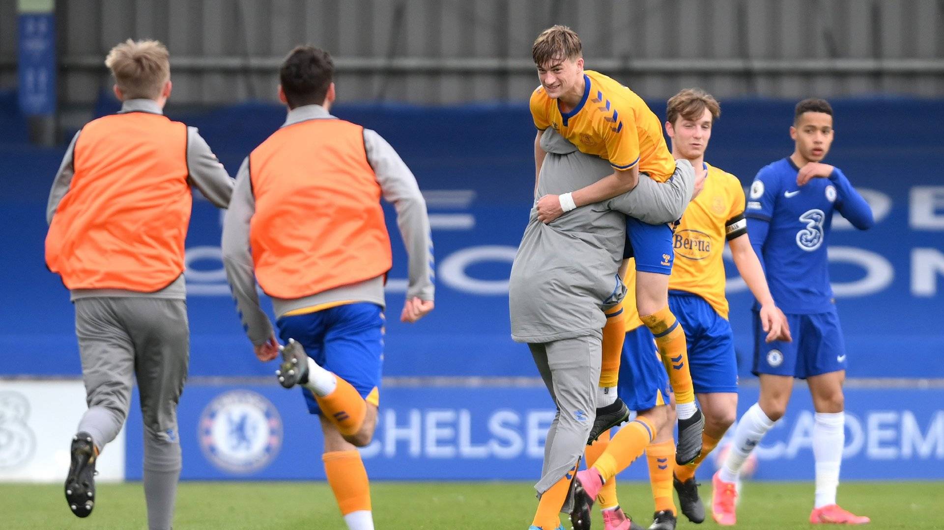 九游娱乐首页-埃弗顿后防线状态低迷，主教练面临考验的简单介绍