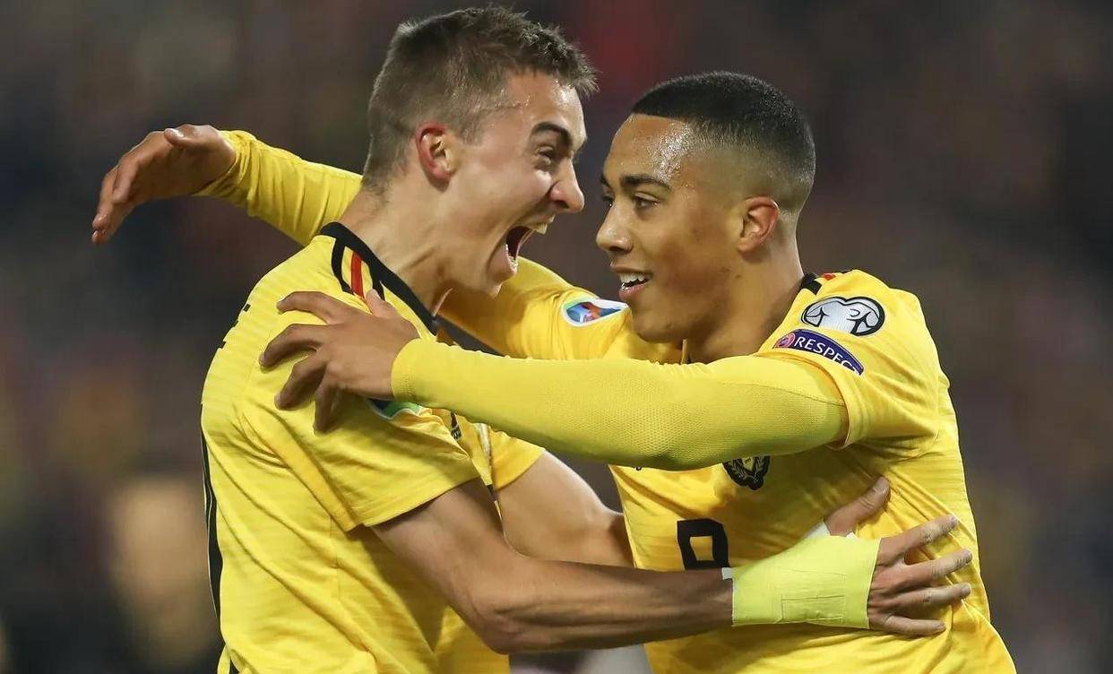 荷兰队在欧预赛中豪取胜利,顺利晋级 荷兰队在欧预赛中豪取胜利,顺利晋级