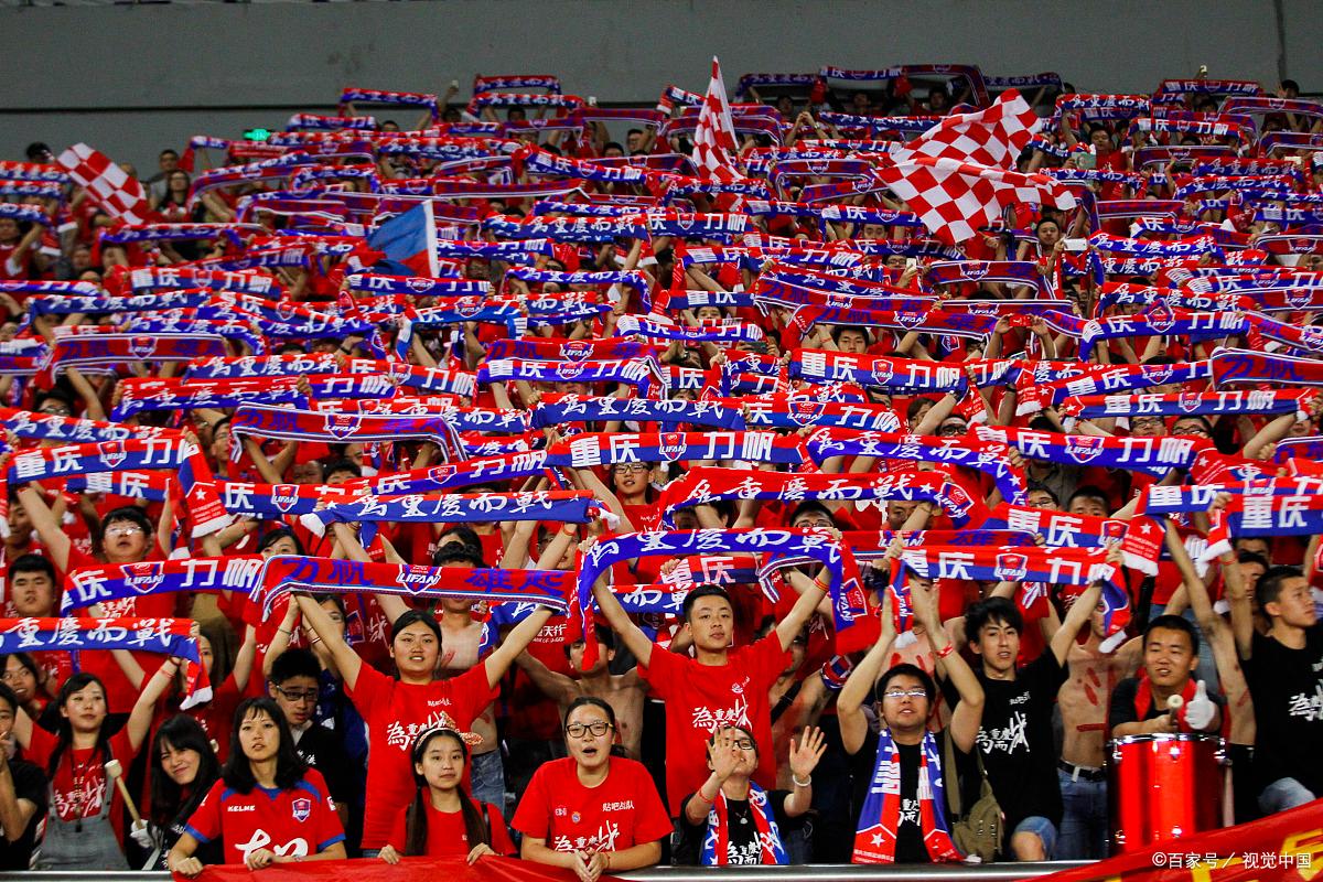 包含球迷齐呼过瘾场上场下热闹一片的词条