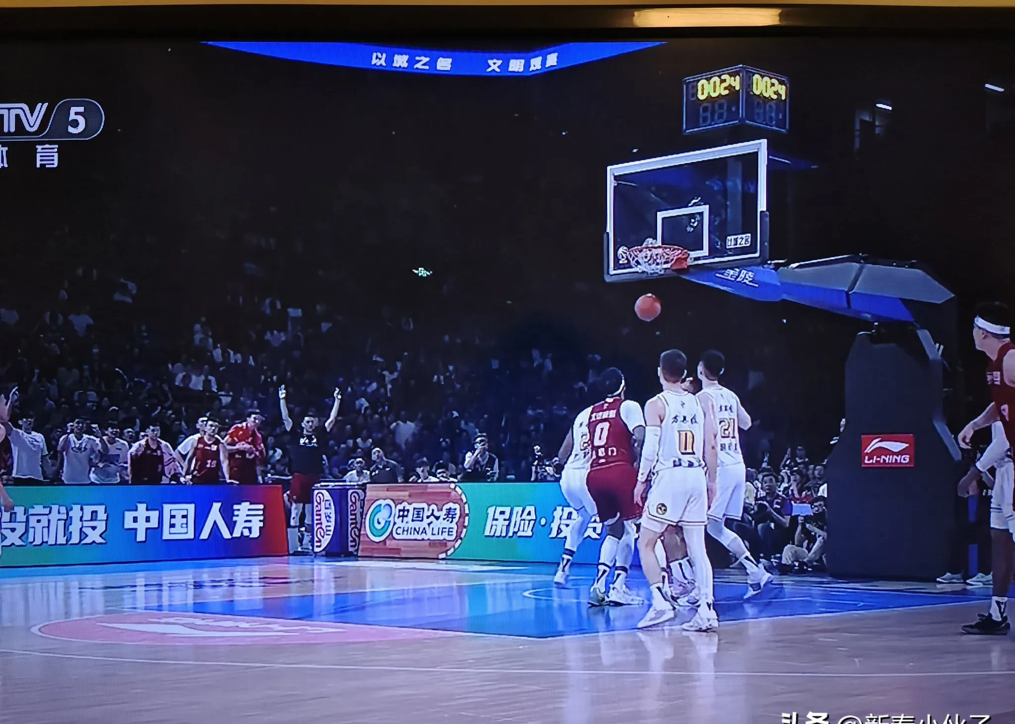 强队上演精彩对决,球迷目不转睛的简单介绍 强队上演精彩对决,球迷目不转睛的简单介绍