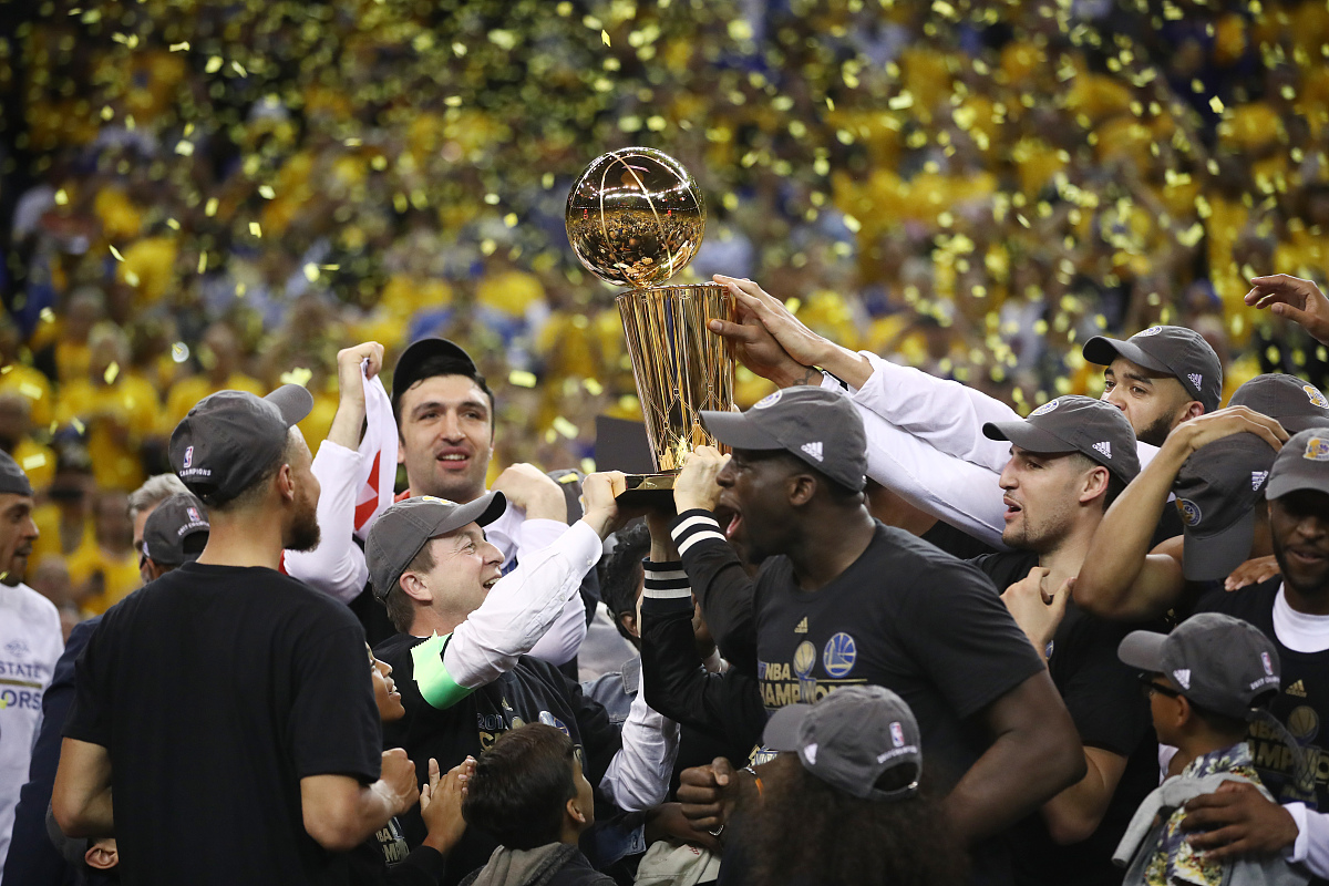 勇士主场击败爵士,四连胜 勇士主场击败爵士,四连胜