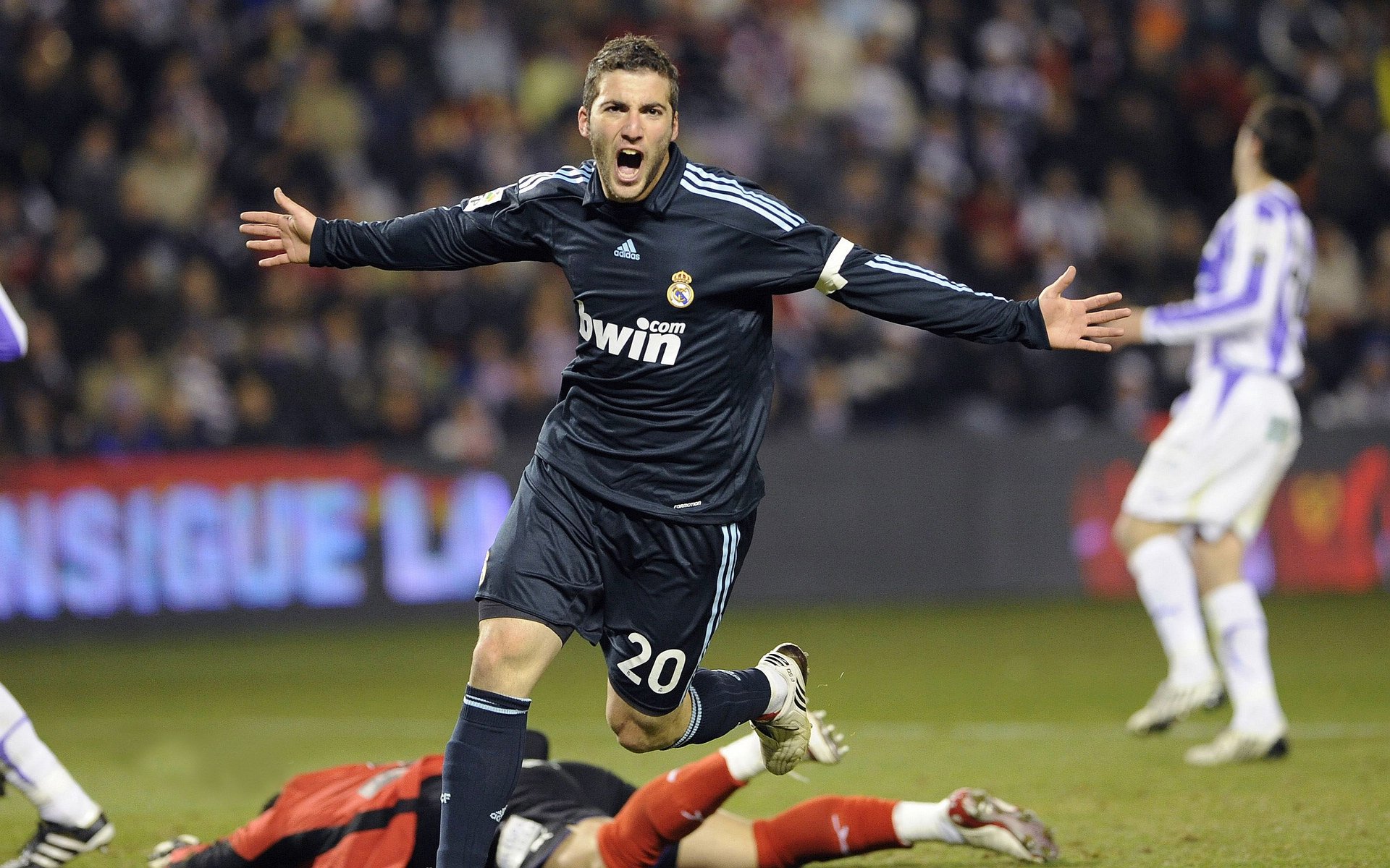 聚光灯下的双城记，当德甲争冠夜遇上杰伦·格林的致命舞台