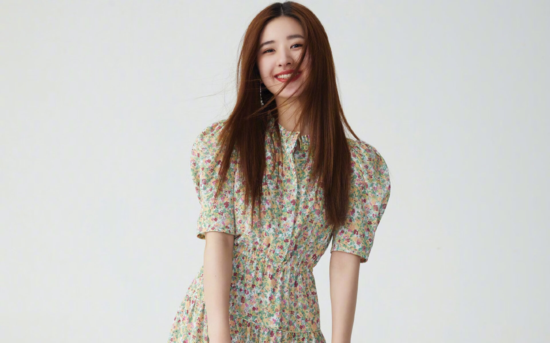 九游官网-双线叙事，一场英超的棋局与一场南美的风暴